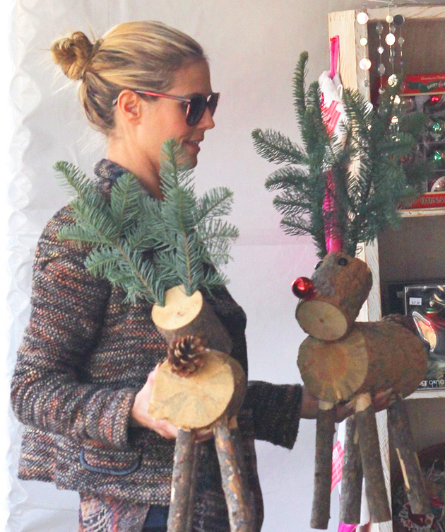Top modelka Heidi Klumová nakupovala roztomilé vánoční dekorace ze dřeva. Vánoce zkrátka neobnášejí jen stromeček, dárky a cukroví, ale své blízké potěšíte určitě i nějakou hravou výzdobou.